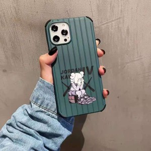 kaws ケース iPhone 12mini シリコン iPhone AirPods セットアイホン12Promax kawsケース スーツケース ...