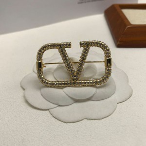 https://www.valentinooutletmall.com/valentino-garavani-brooch-in-crystal-metal-gold.html