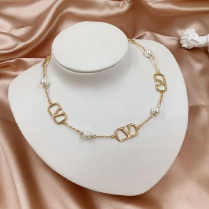 https://www.valentinooutletmall.com/valentino-garavani-vlogo-signature-necklace-with-pearls-in-g ...