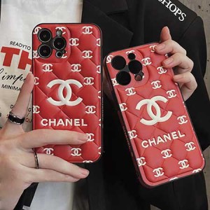 シャネルのiPhone15シリーズケースは、高品質なレザー製であり、レッドのカラーバリエーションがありま ...