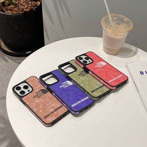 ノースフェイス iPhone 15 ケースは、4色のカラーバリエーションがあり、背面および側面にロゴが入った ...