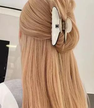 https://www.peazaka.com/commodity/chanel-hair-clip-8173.html
シャネルのヘアクリップとヘアピンは ...