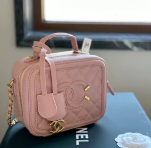 https://www.peazaka.com/commodity/chanel-bag-8103.html
ハイブランドChanel バッグシャネルのチェー ...