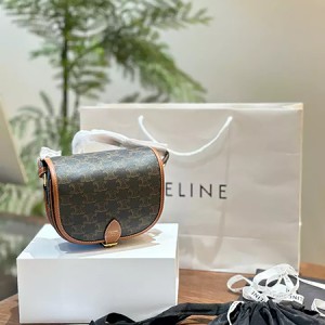 セリーヌのファルコミディアムショルダーバッグは、トリオンフキャンバスデザインがおしゃれ。レディー ...