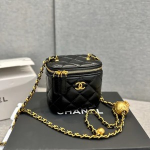 シャネル（CHANEL）の高級なマトラッセラムスキン製バニティケース。ブラックカラーで、ココボールデザ ...