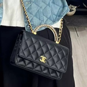 シャネル風 ミニマトラッセショルダーバッグは、Chanelのデザインを彷彿とさせる、高品質な黒（ブラッ ...