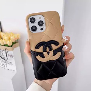 シャネルのカンボンiPhone 16/16 Pro Maxケースは、背面にカード収納機能が付いた大きめのアイテムです ...