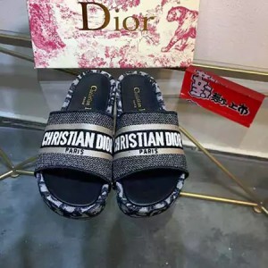 ディオール（DIOR）のDWAYミュールサンダル。ロゴ刺繍が施されたレザー製ハイブランドサンダル。厚底で ...
