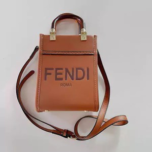 フェンディのサンシャインショッパーミニサイズハンドバッグは、洗練されたデザインと実用性を兼ね備え ...