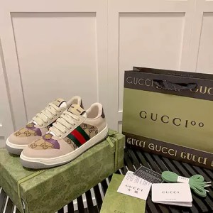 グッチ（GUCCI）のスクリーナーシリーズは1970年代のクラシックなトレーニングウェアを思わせるデザイ ...