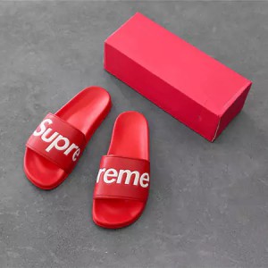 シュプリーム（SUPREME）の人気シャワーサンダル。男女兼用で、ブランドロゴが特徴のビーチサンダルス ...