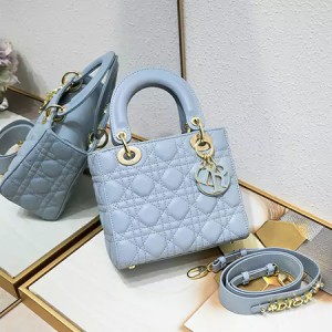 Lady Dior（レディ ディオール）は、カナージュ模様が特徴のミディアムサイズのショルダーバッグ。2WAY ...