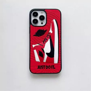 Nike(ナイキ)iPhone 17Pro/17Pro Maxケースは、スニーカー柄の3D立体パターンが施されたシリコン製ケー ...
