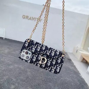 Lady Diorのスマホケースは、豪華なチェーンショルダーが付いており、手軽に持ち運ぶことができる便利 ...