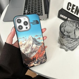 ノースフェイスのiPhone 17/17Pro Maxケースが、雪山をイメージしたデザインが特徴で、アウトドア好き ...