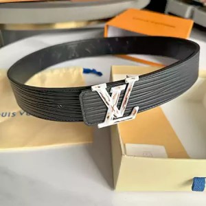 ルイヴィトン「エピ サンチュール ギンザ」ベルトのブラックモデル。シルバー金具とエピレザーの高級組 ...