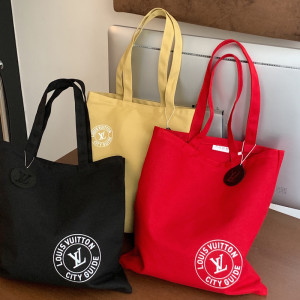 ルイヴィトンのキャンバスが放つ、圧倒的な“日常感”と“高級感”。このエコバッグは、あなたの毎日を静か ...