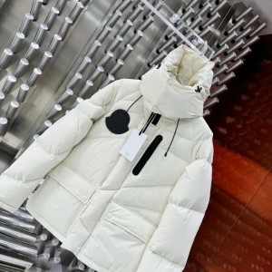 モンクレール（MONCLER）のCHIABLESEは、男性向けの人気アイテムです。このホワイトのショートダウンジ ...