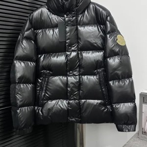 MONCLER（モンクレール）のメンズ向けショートダウンジャケット「DERVOX（ダーヴォクス）」は、クラシ ...