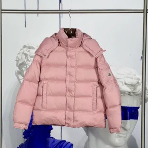 MONCLER MAYAのピンクフード付きショート丈ダウンジャケットは、トレンドカラーのピンクが華やかさと女 ...