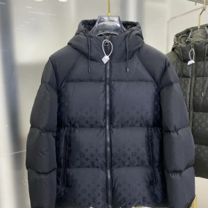 LOUIS VUITTON（ルイ・ヴィトン）のモノグラム柄キルティングテクニカルダウンコートは、おしゃれで人 ...