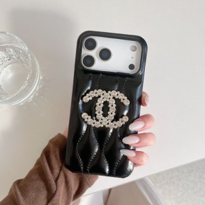 最近はキャッシュレス化が進み、スマホだけでお出かけすることも増えましたよね
肩掛けストラップを付 ...