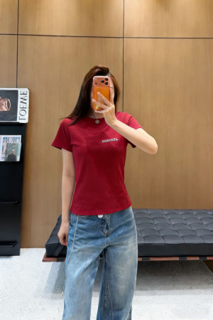 シャネルの半袖 T シャツは、日常使いに最適なシンプルかつ洗練されたデザインです。

胸元にはさりげ ...