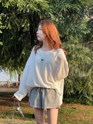 ホワイトのシャネル風長袖 T シャツは、フレンチエレガンスと日常のカジュアルさを見事に融合させたア ...