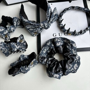 髪も肩もスマホも、ディオールとルイ・ヴィトンで纏う贅沢。diororo流・大人のためのハイブランドコー ...