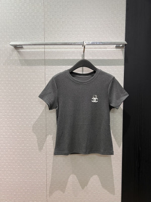 毎日のコーデに欠かせない、ミニマルで洗練されたChanel 半袖 T シャツが登場。 

胸元にあしらわれた ...