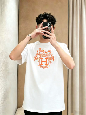 エルメスの刺繍ロゴがポイントの、メンズ・レディース用 T シャツです。 

高品質な素材を使用し、肌触 ...