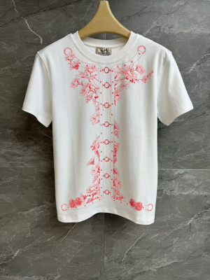 エルメスを象徴する「オー・シャン」のカルトゥッシュ（額縁）デザインがフロントを飾る、存在感溢れる ...