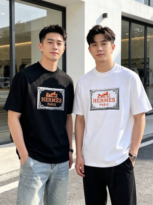 クラシックエルメス ロゴ T シャツご紹介し。 

胸元の「HERMES 」ロゴと馬車のプリントが、シンプルな ...