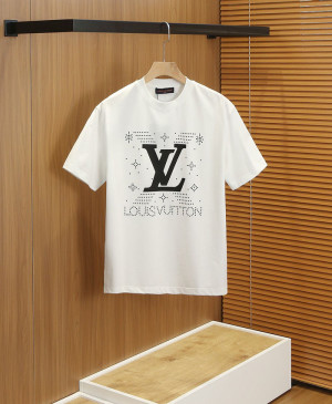 ルイヴィトンのアイコニックな LV ロゴをスタッズ調の刺繍で表現した半袖 T シャツです。

正面には大 ...