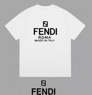 フェンディ T シャツの象徴的なロゴデザインを採用した、FENDI ロゴ T シャツです。

胸元に「FENDI RO ...