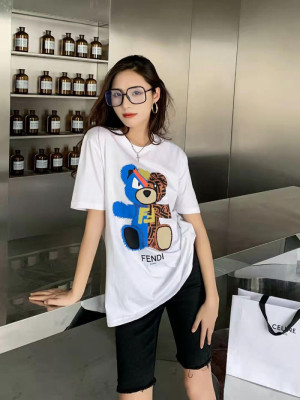 半分は鮮やかなブルーのぬいぐるみ風ベア、もう半分は FENDI をイメージした FF 柄ベアをプリントした ...