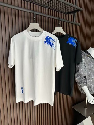 2026SS 春夏新作のバーバリー BURBERRY、ナイトスタンプ騎士ロゴと TB モノグラムのダブルプリントを施 ...