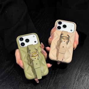 最近はキャッシュレス化が進み、スマホだけでお出かけすることも増えましたよね
肩掛けストラップを付 ...
