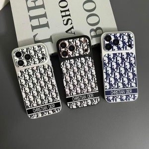 指先と髪先に、ささやかな優雅を
ある朝のこと
カーテンの隙間から柔らかな光が差し込む。何の変哲もな ...