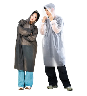 PVC Raincoat Seen in Heavy Rain Work Use
Noticed PVC raincoats being used during steady heavy ra ...