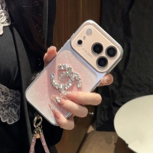 最近はキャッシュレス化が進み、スマホだけでお出かけすることも増えましたよね
肩掛けストラップを付 ...