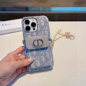 最近はキャッシュレス化が進み、スマホだけでお出かけすることも増えましたよね
肩掛けストラップを付 ...